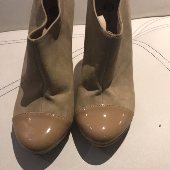 Very pretty shoes in tan colored suede - Picture 2 of 4